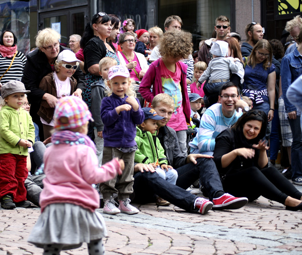 Lahden Block Party -korttelijuhlan lastenohjelman osallistujia.